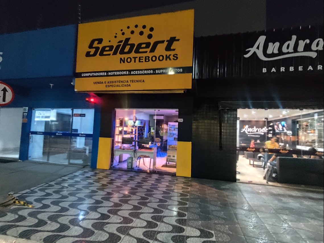 Entrada da Seibert Notebooks com a placa amarela