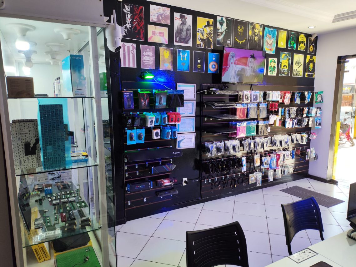 Interior da loja com parede de acessórios e vitrine de memórias e peças
